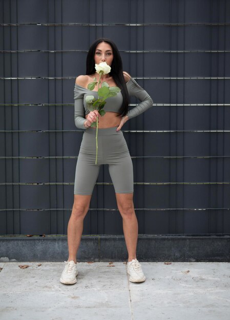 Photo full length of young woman standing against wall