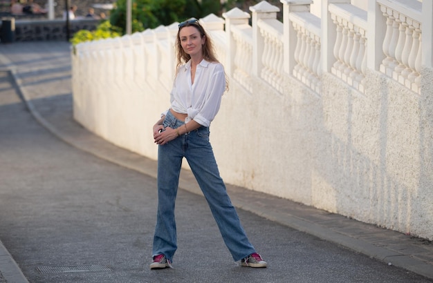 Photo full length of young woman standing against wall