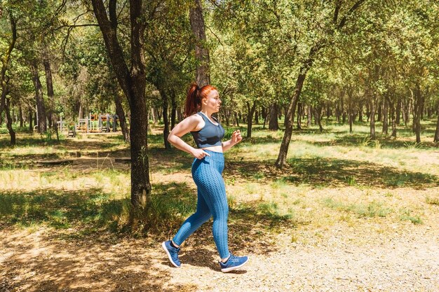 Foto lunghezza completa di una giovane donna in piedi sul campo