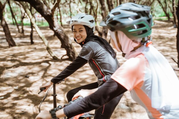 Foto lunghezza completa di una giovane donna in piedi nella foresta