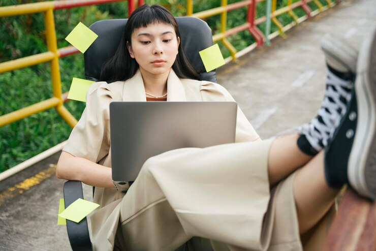Photo 座席に座って電話を使っている若い女性の全長