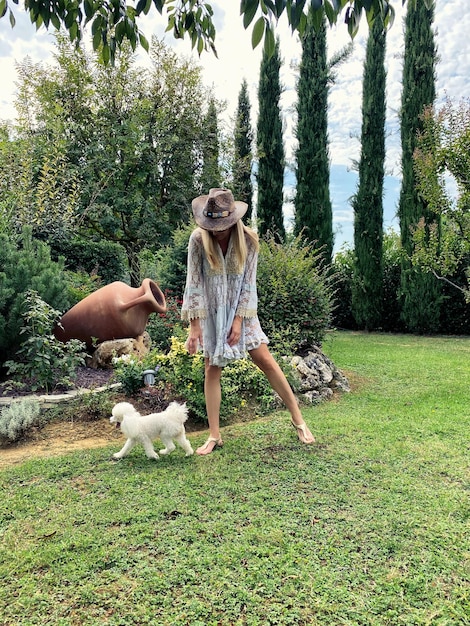 Foto lunghezza completa di una giovane donna