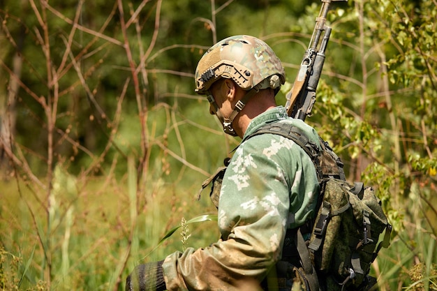 完全な軍事経験自動小銃のレプリカで水の中を走る1日のコマンドー