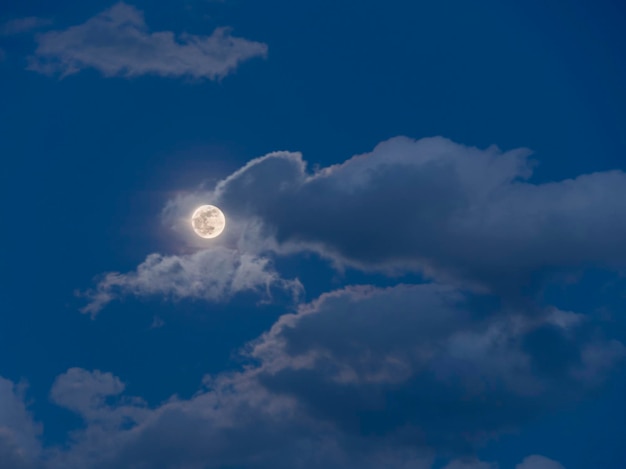그리스의 구름을 배경으로 한 보름달