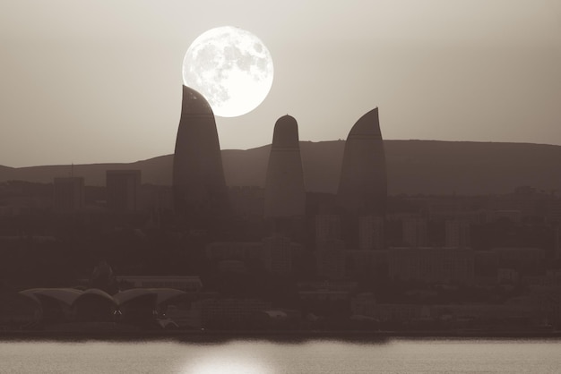 Foto luna piena sulla città di baku