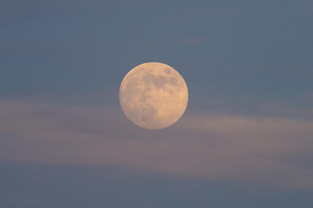 Фото Полная луна между облаками в сумерках