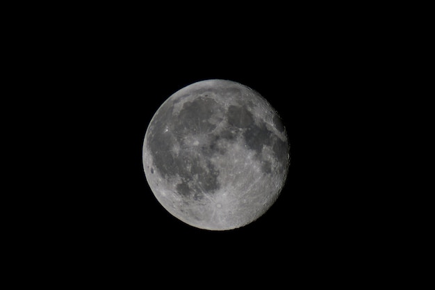 黒い夜空の満月