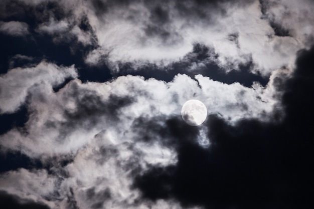 Luna piena sopra le nuvole nel cielo notturno