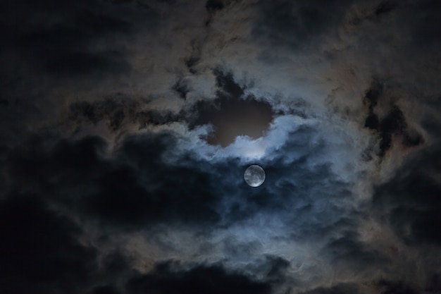 Foto luna piena tra le nuvole nel cielo notturno