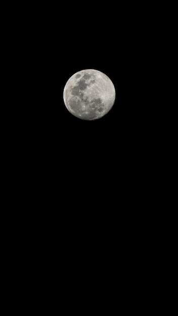 Photo a full moon is seen in the night sky