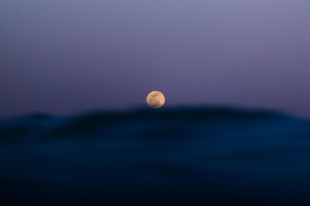 해변의 바다 파도 위의 보름달