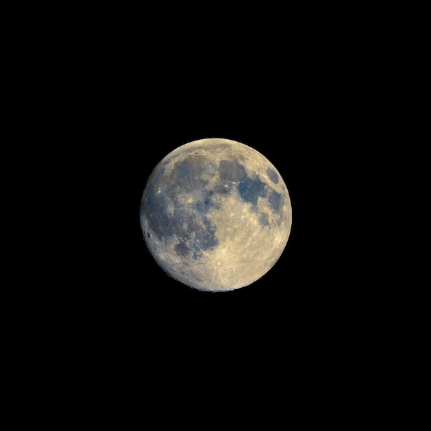 Luna piena vista con il telescopio, colori migliorati