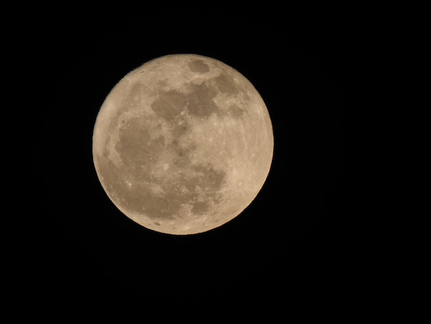 Полная Луна в телескопе