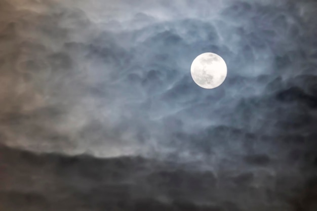 Foto luna piena con nuvole di notte, nuvole drammatiche