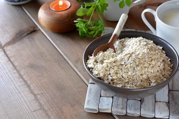 Pieno di ciotola di farina d'avena, accompagnato da latte