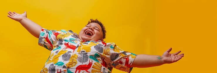 Фотография полное фото мальчика plussize с поднятыми руками