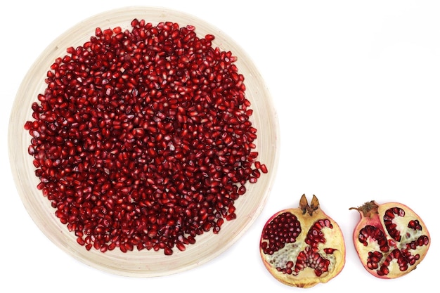 Photo full plate of peeled pomegranate seeds