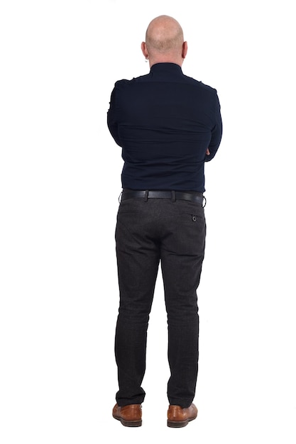 Photo full portrait of a man from behind on white background, arms crossed