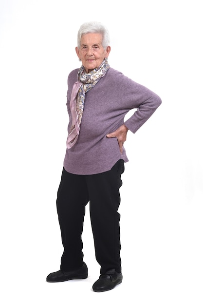 Photo full portrait of a senior woman with her hands on her hips on white background