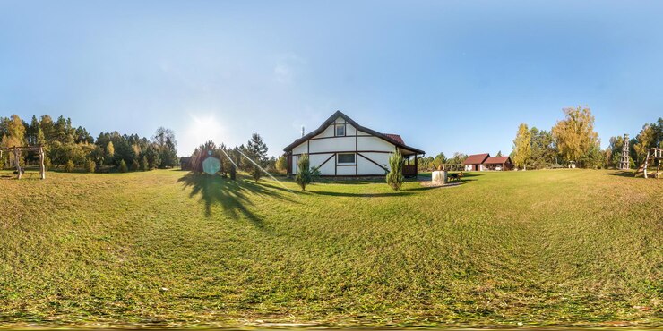 Фотография полная бесшовная панорама с углом обзора 360 градусов за пределами деревянного деревенского дома в солнечный вечерний день в равнопрямоугольной сферической проекции для виртуальной реальности vr ar