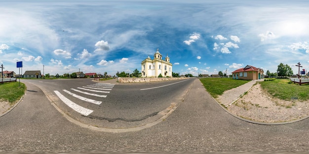 Полная бесшовная hdri-панорама 360-градусный угол обзора фасада православной церкви в красивой декоративной средневековой архитектуре в маленькой деревне в равнопрямоугольной сферической проекции vr content