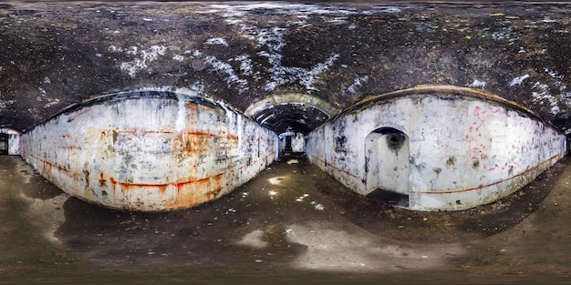 Panorama completo senza soluzione di continuità vista angolare a 360 gradi all'interno rovinato abbandonato militare sotterraneo casematte fortezza della prima guerra mondiale in proiezione sferica equirettangolare skybox horror contenuto vr