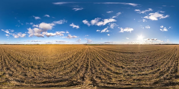 Panorama hdri sferico completo e senza soluzione di continuità vista ad angolo di 360 gradi tra i campi in una giornata primaverile con fantastiche nuvole in proiezione equirettangolare pronte per contenuti di realtà virtuale vr ar