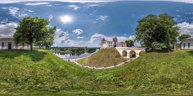 Полная бесшовная сферическая панорама hdri 360 набережная с видом на старый город и исторические здания средневекового замка возле широкой реки на горе в равнопромежуточной проекции VR AR контент