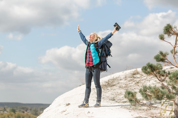 Donna adulta della foto a figura intera che gode della natura