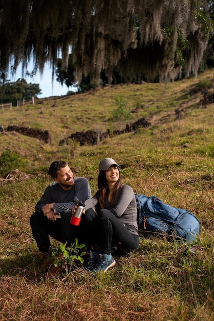 Photo full shot adventurous couple bivouacking