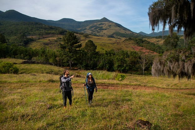 Photo full shot adventurous couple bivouacking