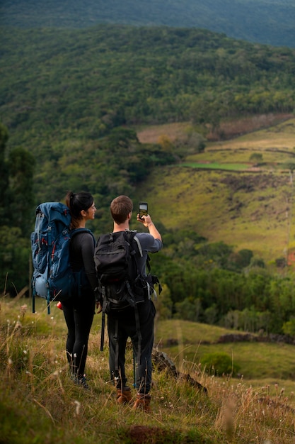 Photo full shot adventurous couple bivouacking