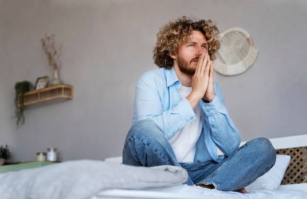 Photo full shot anxious man praying