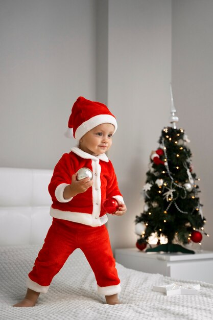 Foto bambino a tutto campo che indossa l'abito da babbo natale