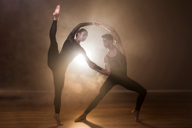 Foto prestazioni di ballerini di balletto a figura intera