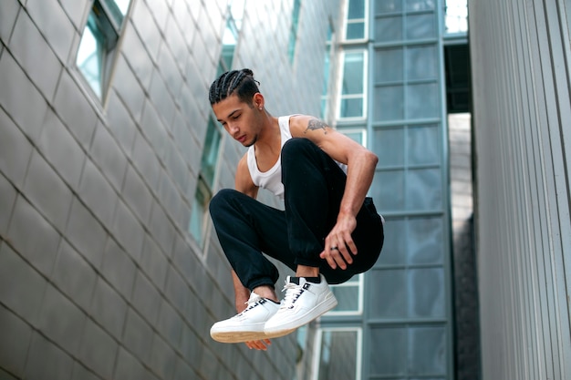 Foto ragazzo a tutto campo che fa parkour