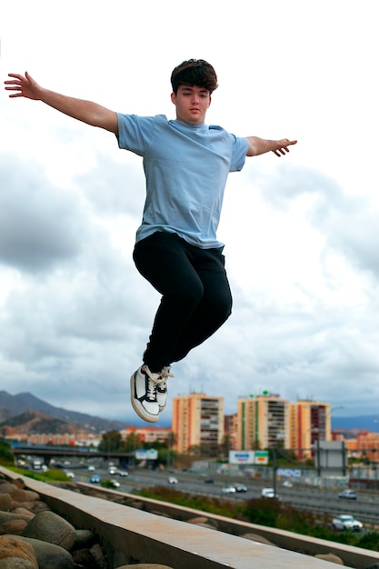 Foto ragazzo a tutto campo che fa parkour