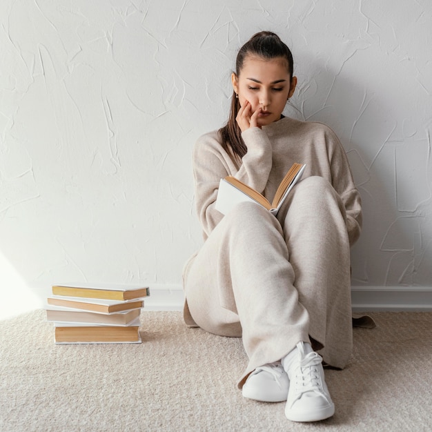 Photo full shot casual student reading indoors