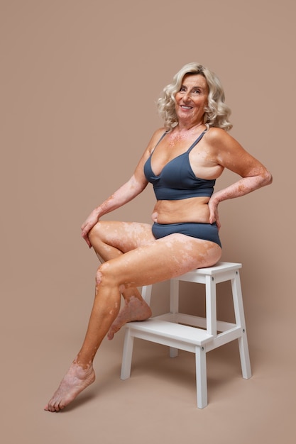 Photo full shot confident old woman posing in underwear