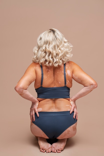 Photo full shot confident old woman posing in underwear