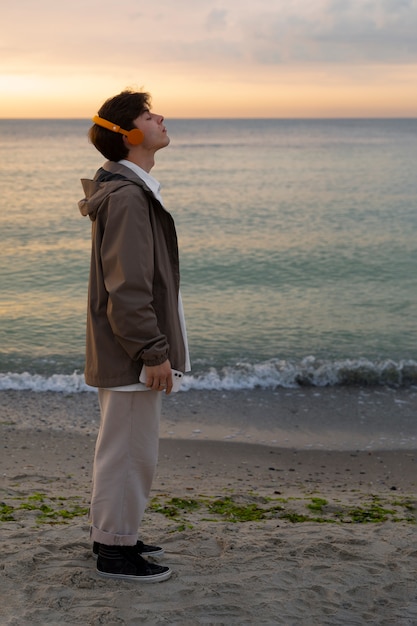 Photo full shot contemplative man at the seaside