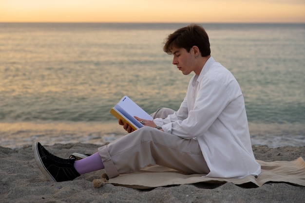 Photo full shot contemplative man at the seaside