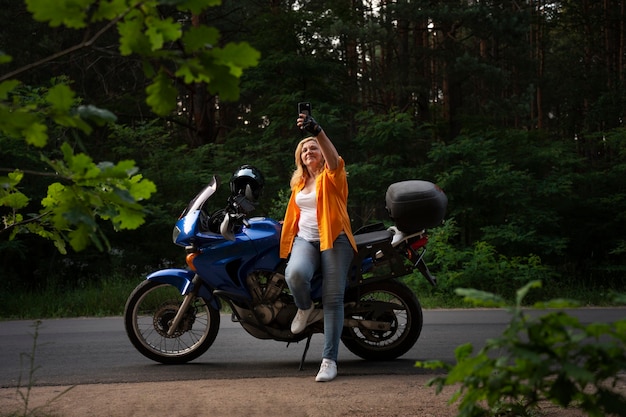 Photo full shot cool old woman with motorbike