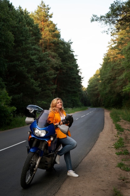 Foto scatto completo di una vecchia figa con una moto.