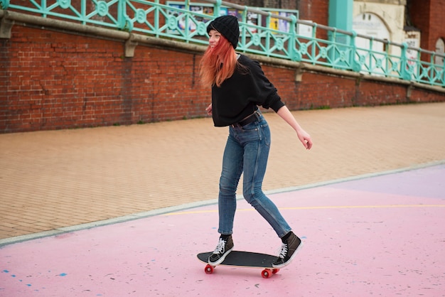 Foto donna cool a tutto campo su skateboard