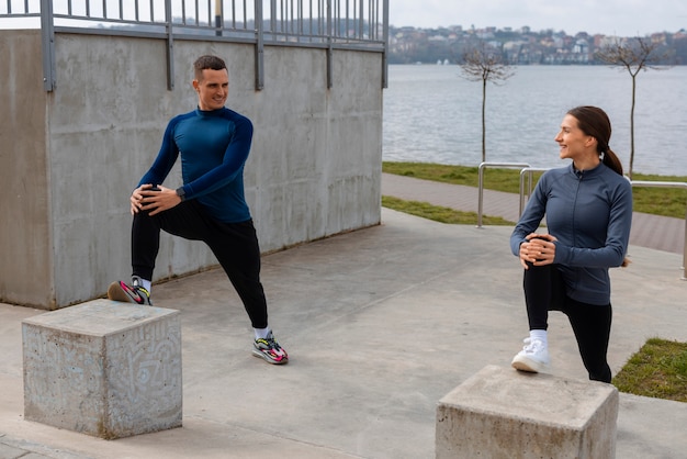 Photo full shot couple doing workout exercises