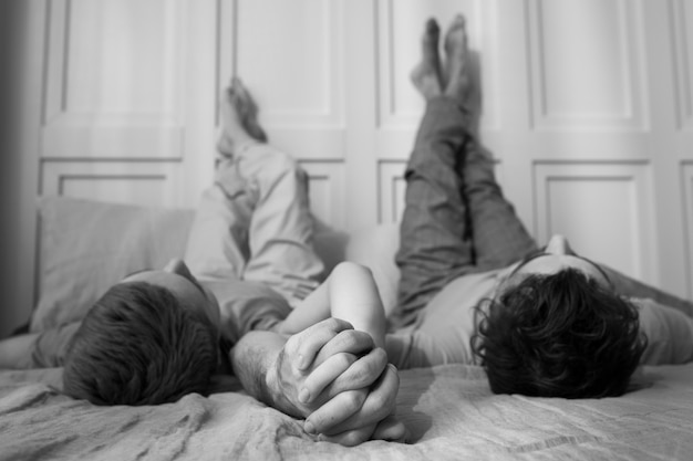 Photo full shot couple holding hands black and white