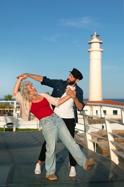 Photo full shot couple at the lighthouse