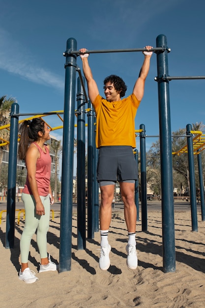 Photo full shot couple training outdoors