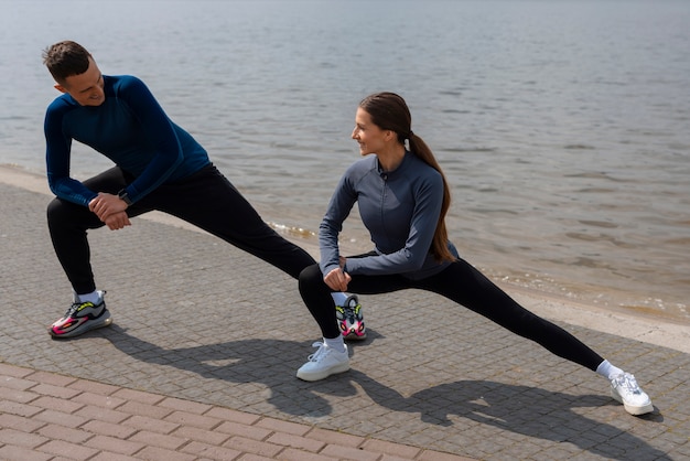 Photo full shot couple training together outdoors